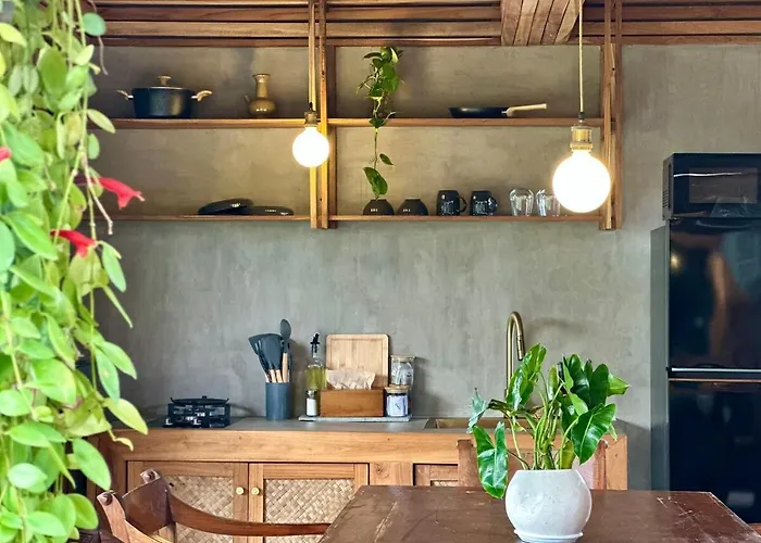 Tropical Loft Hideaway Near *