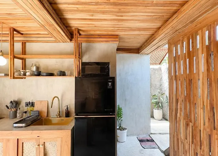 Tropical Loft Hideaway Near