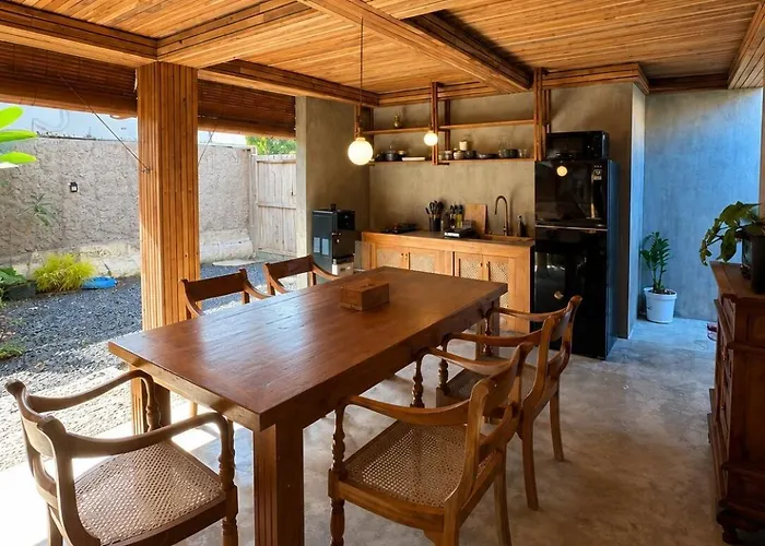 Tropical Loft Hideaway Near *