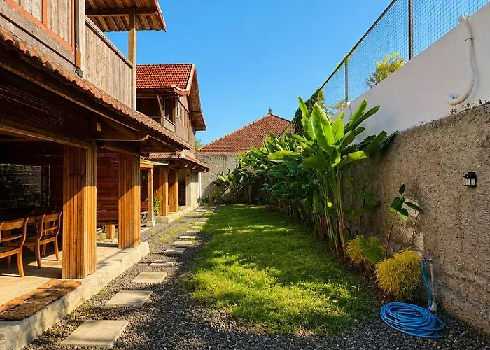 Tropical Loft Hideaway Near