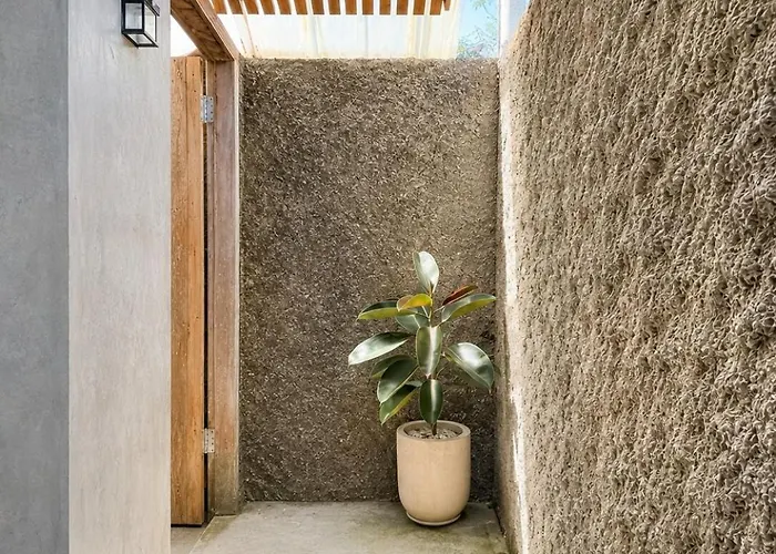 Tropical Loft Hideaway Near *